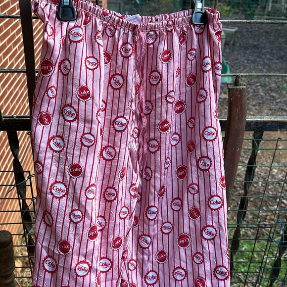 Coca-Cola Red Summer Pajama Spaghetti Strap Top V-Neck Wrinkle Material Jrs XL - Picture 16 of 16